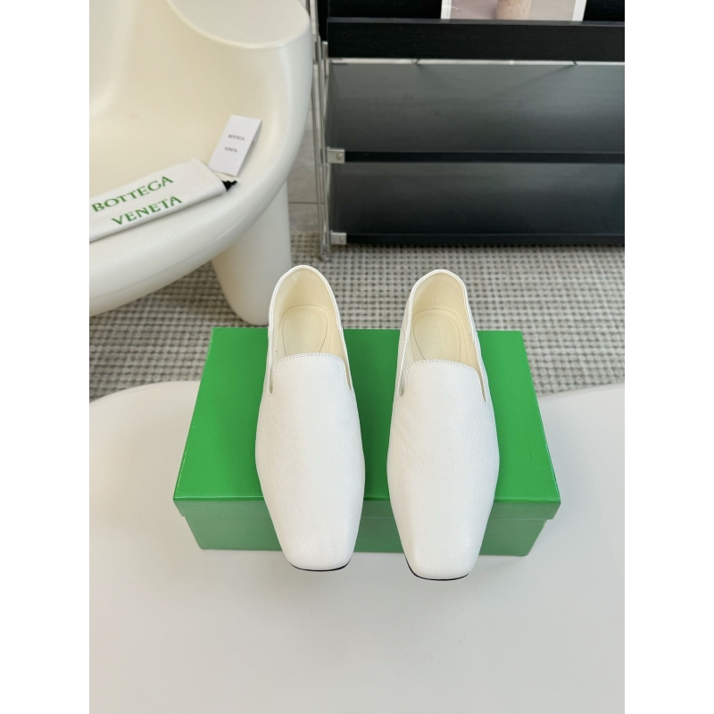 bo*te*ga Ve*ne*ta leather shoes